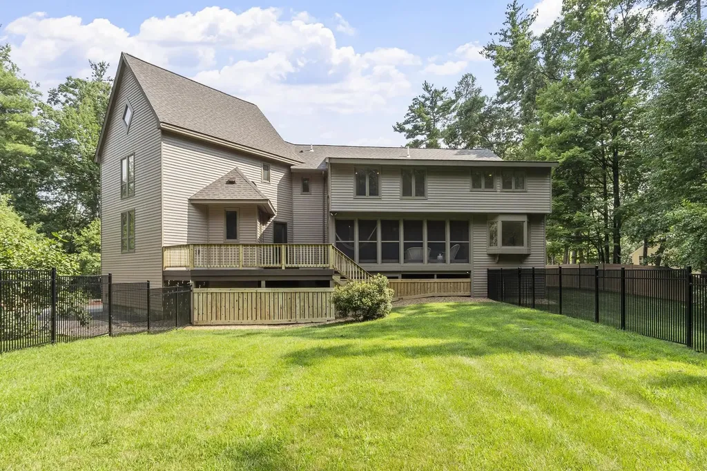 18 Windsor Boulevard Londonderry NH 03053
