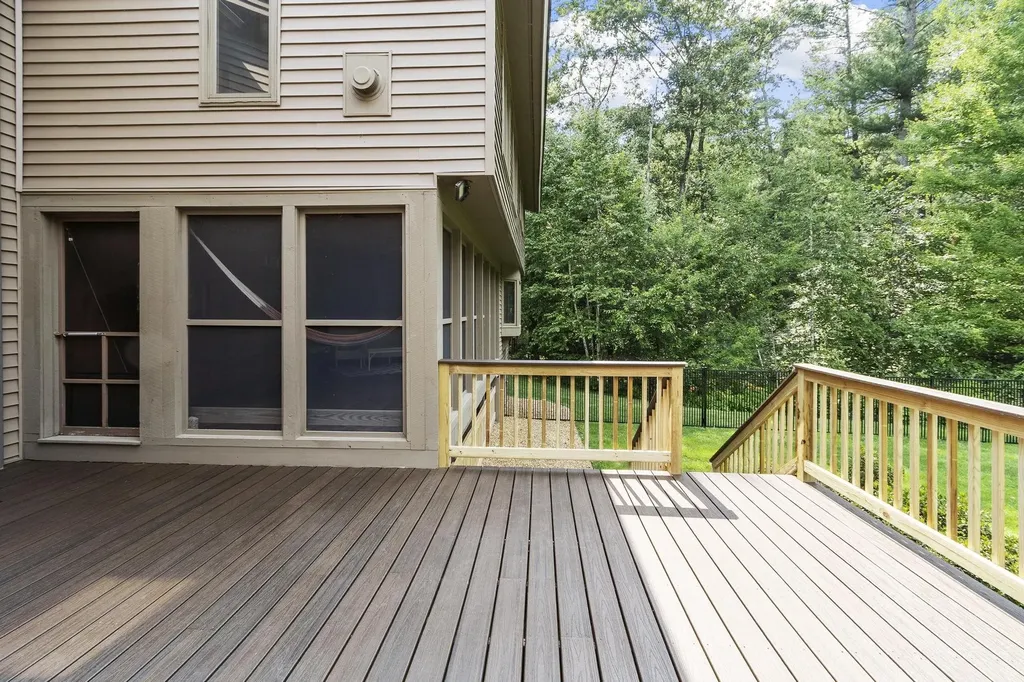18 Windsor Boulevard Londonderry NH 03053