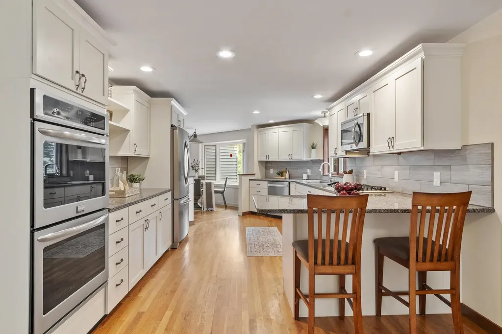 18 Windsor Boulevard Londonderry NH 03053