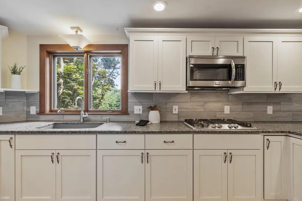 18 Windsor Boulevard Londonderry NH 03053