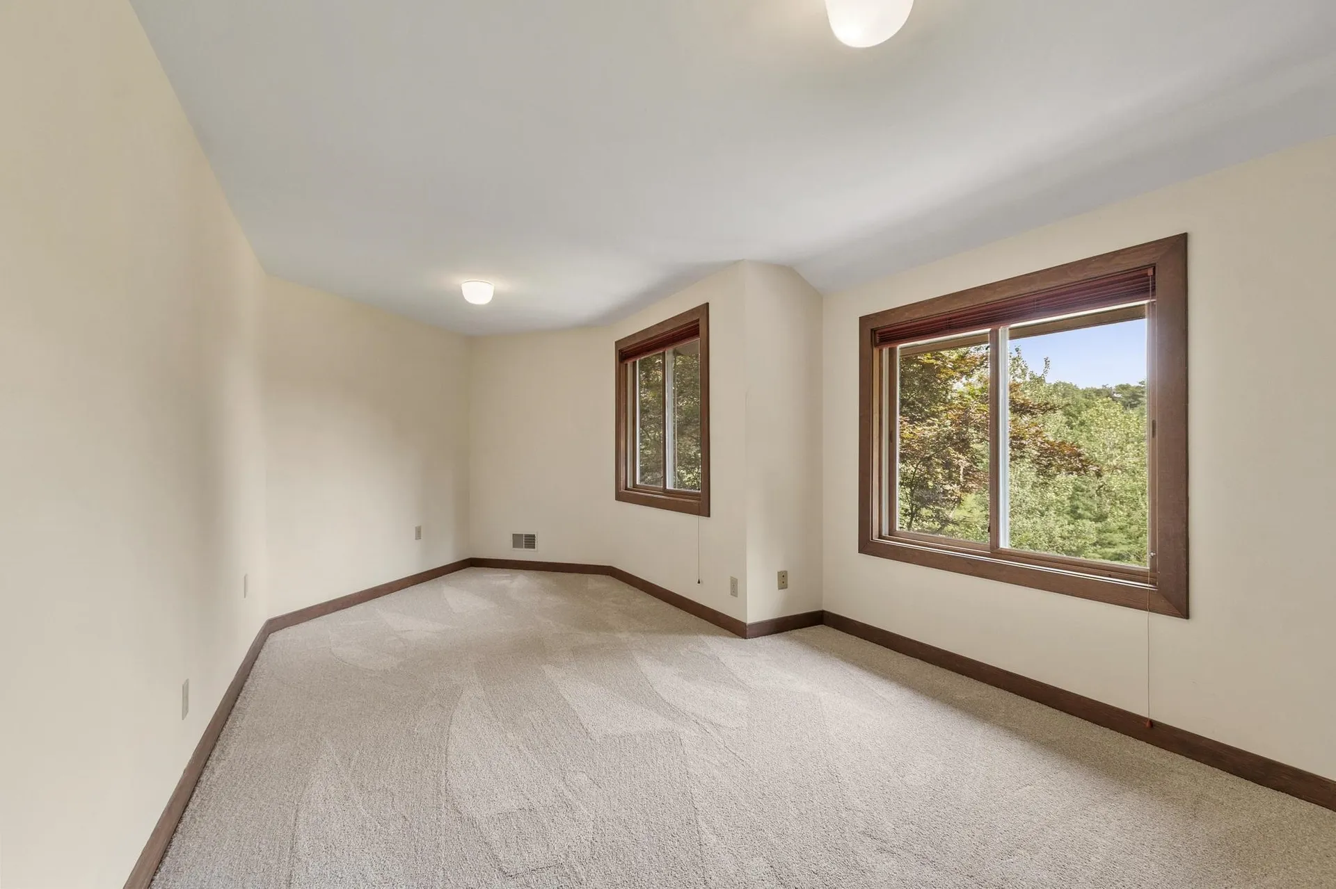 18 Windsor Boulevard Londonderry NH 03053