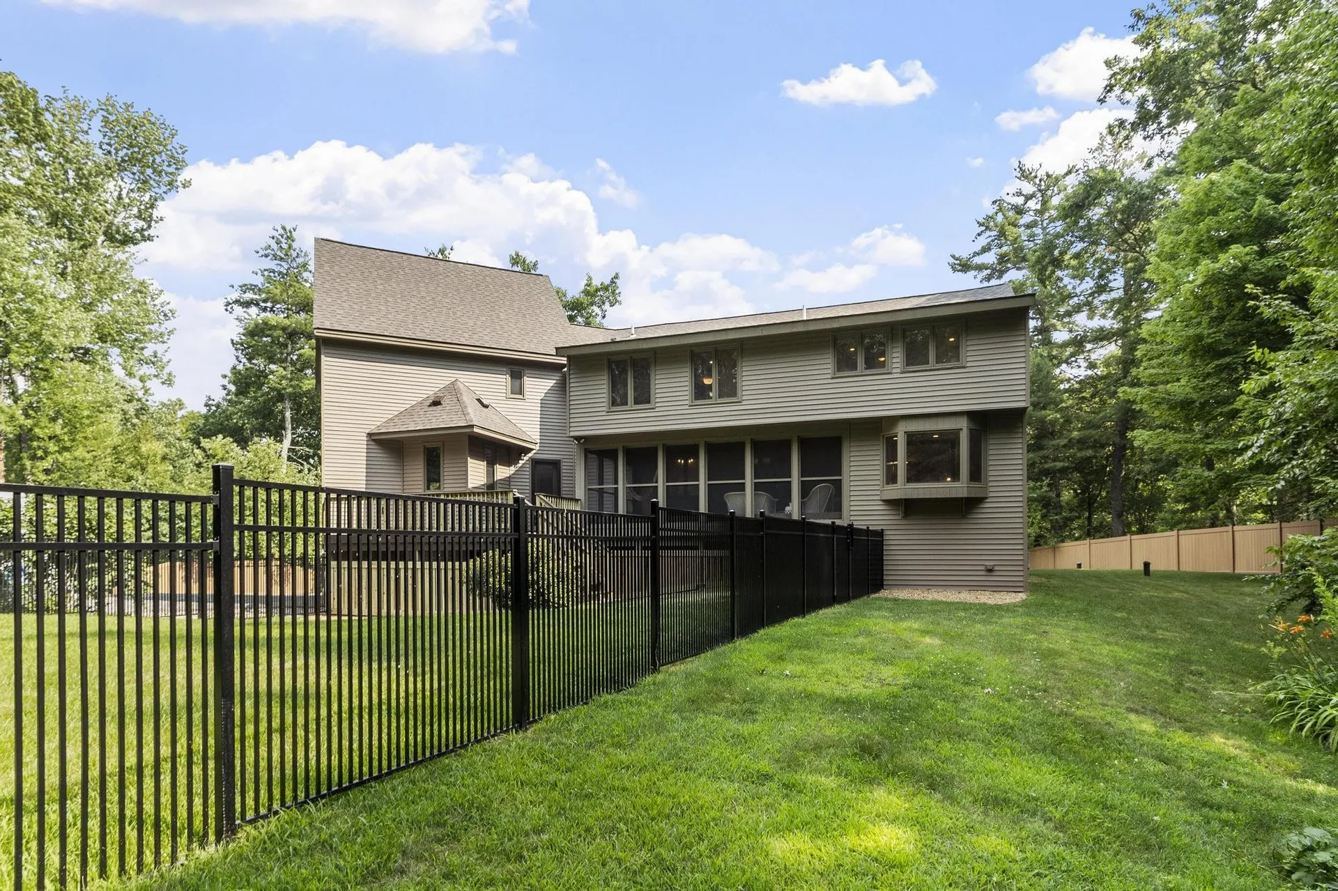 18 Windsor Boulevard Londonderry NH 03053