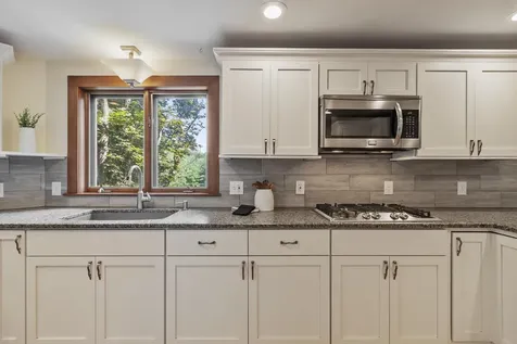 18 Windsor Boulevard Londonderry NH 03053