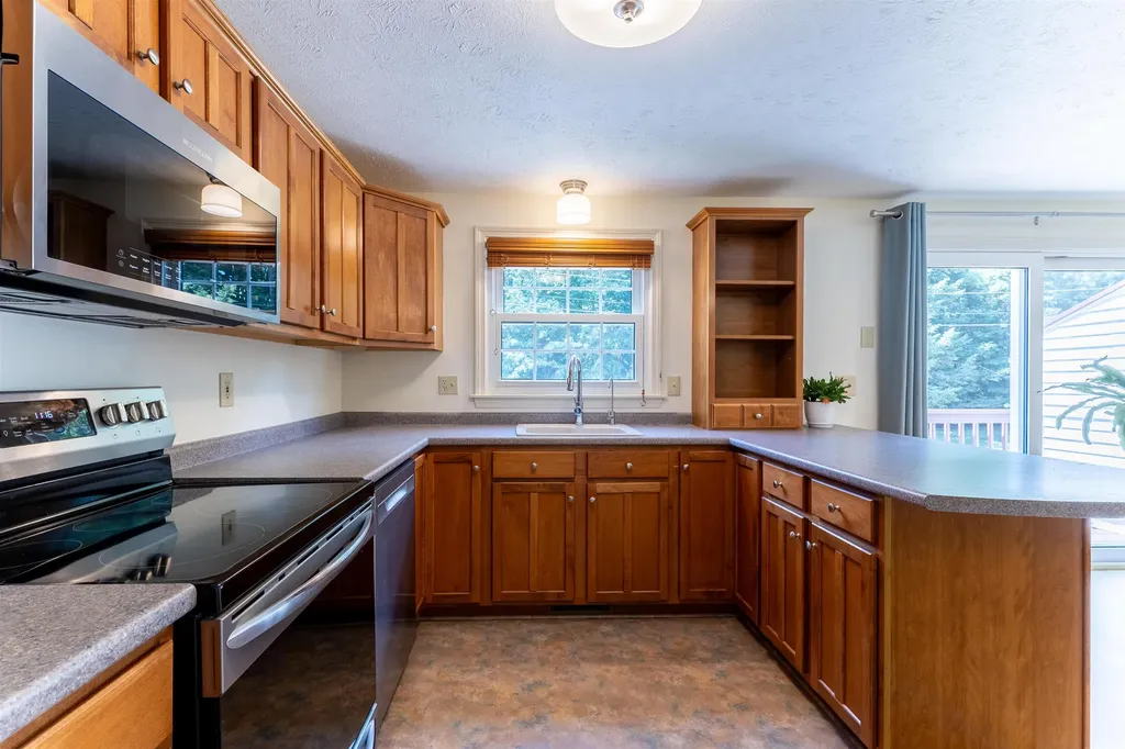 62 Lochmere Lane Nashua NH 03063