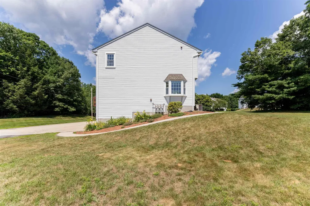62 Lochmere Lane Nashua NH 03063
