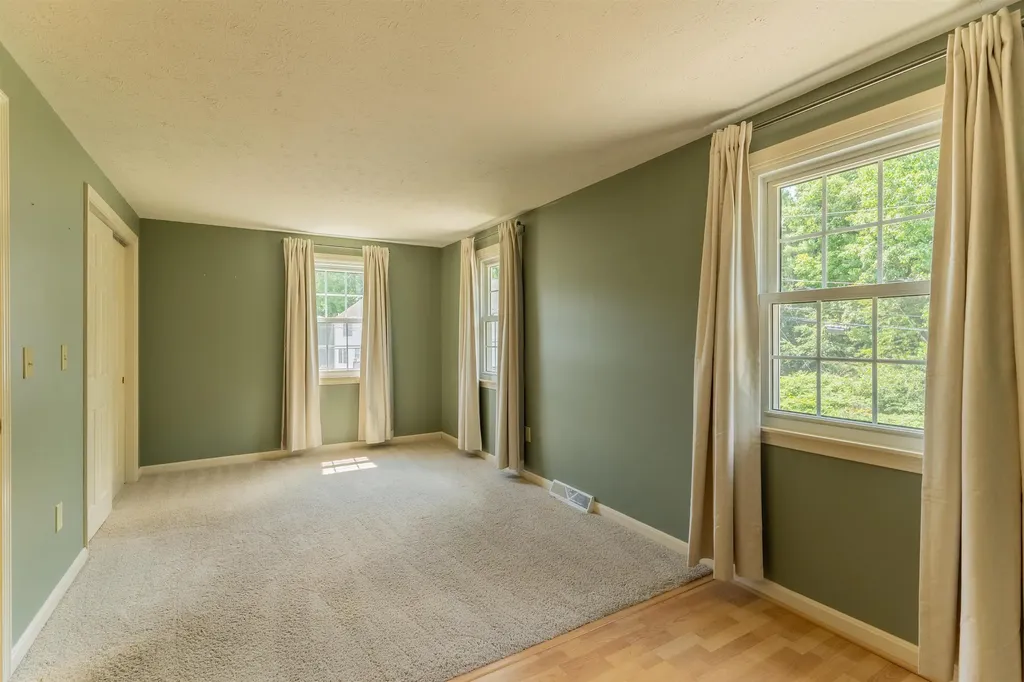 62 Lochmere Lane Nashua NH 03063