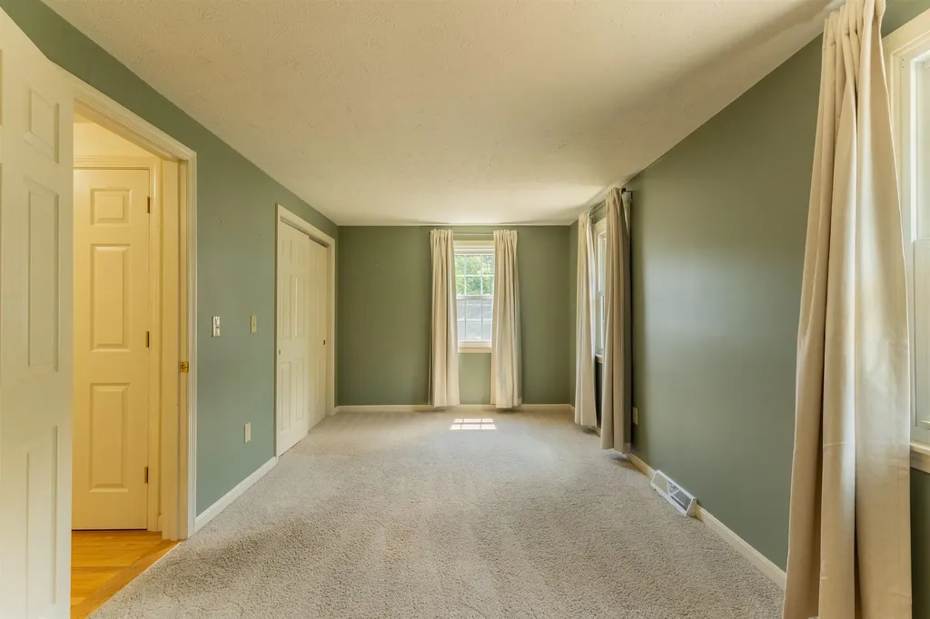 62 Lochmere Lane Nashua NH 03063
