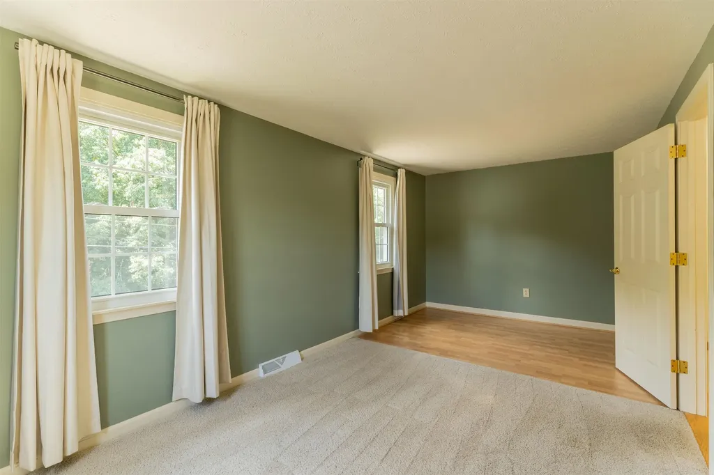 62 Lochmere Lane Nashua NH 03063