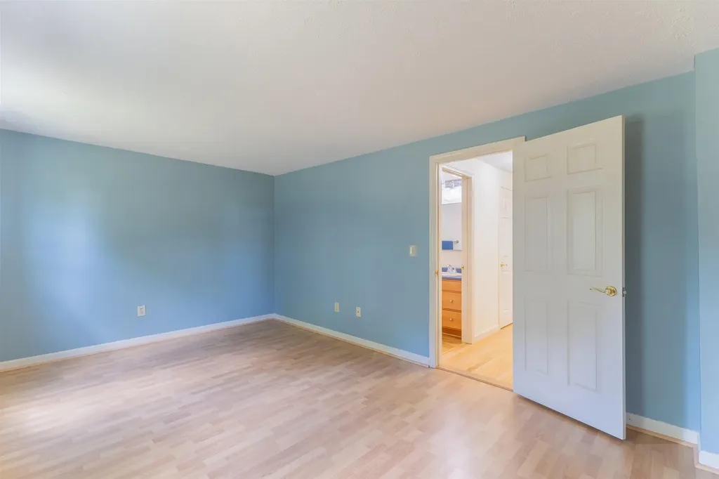 62 Lochmere Lane Nashua NH 03063