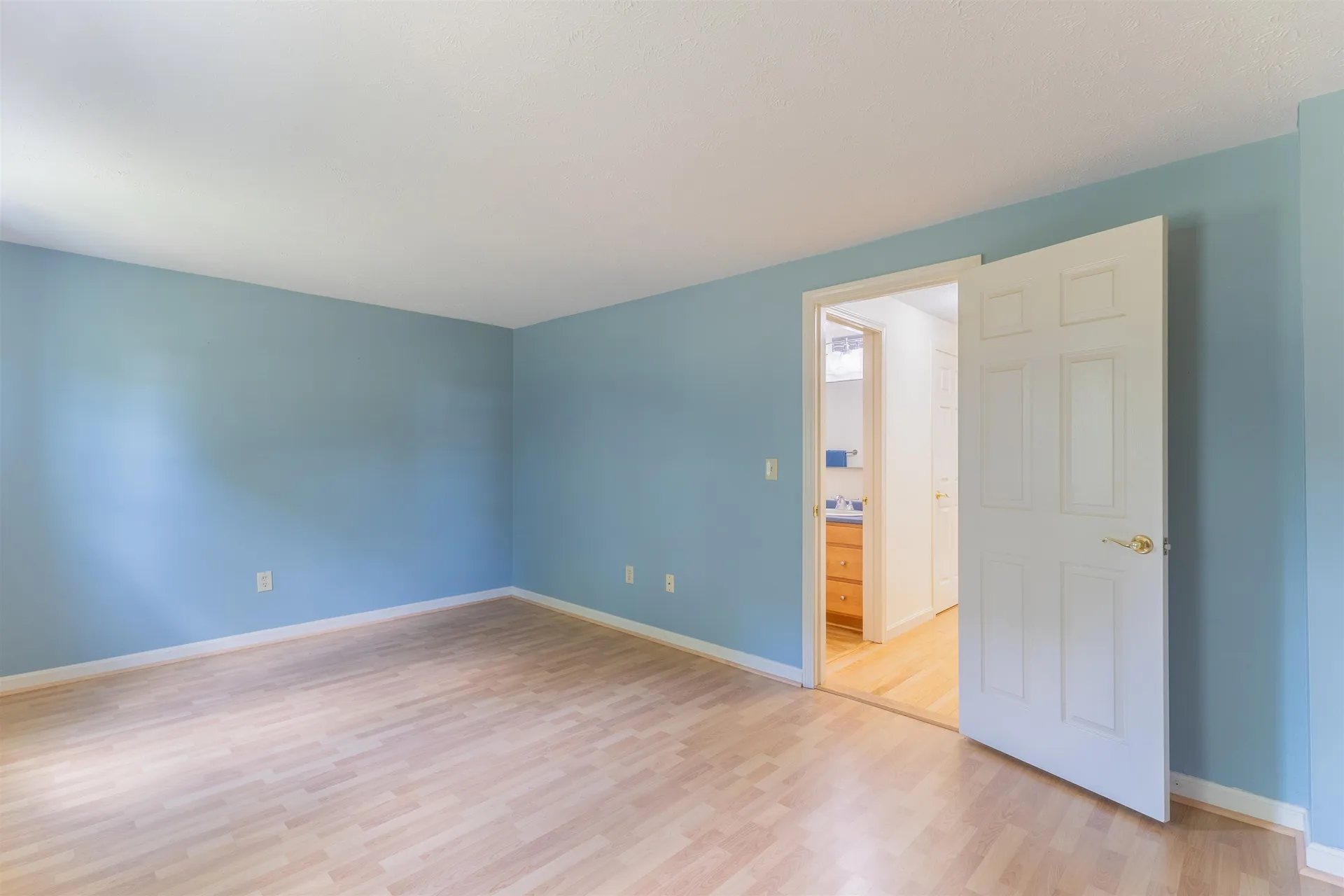 62 Lochmere Lane Nashua NH 03063