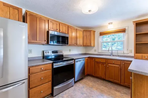 62 Lochmere Lane Nashua NH 03063