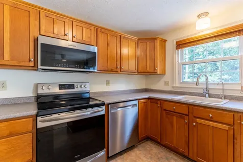 62 Lochmere Lane Nashua NH 03063