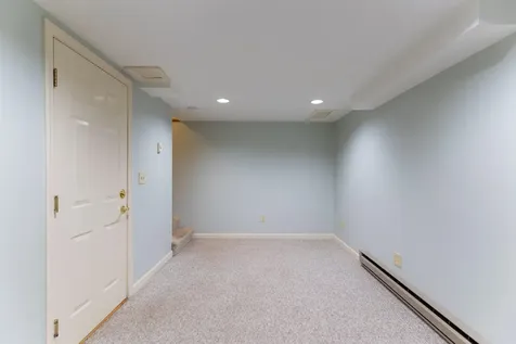 62 Lochmere Lane Nashua NH 03063