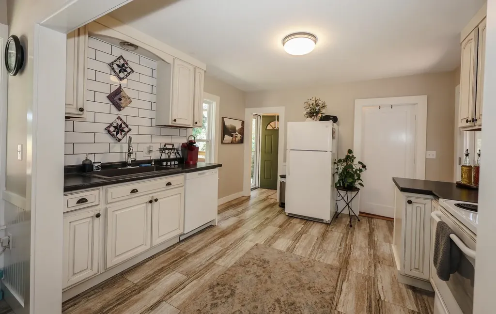 28 Spring Street Hinsdale NH 03451