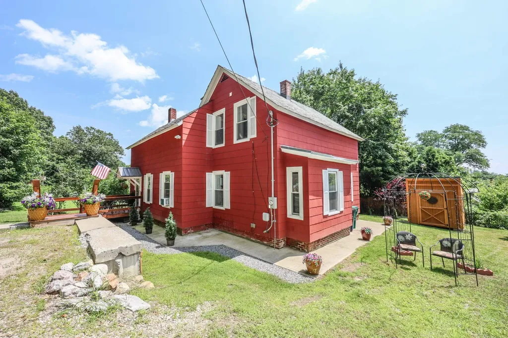 28 Spring Street Hinsdale NH 03451
