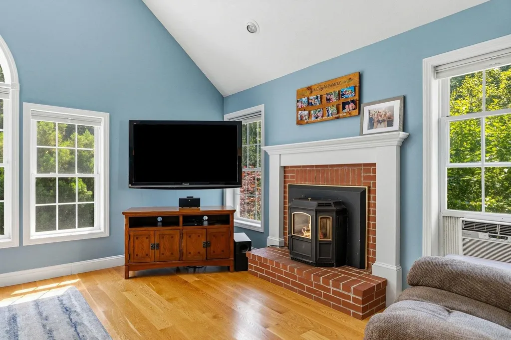 13 Robinson Street Brentwood NH 03833