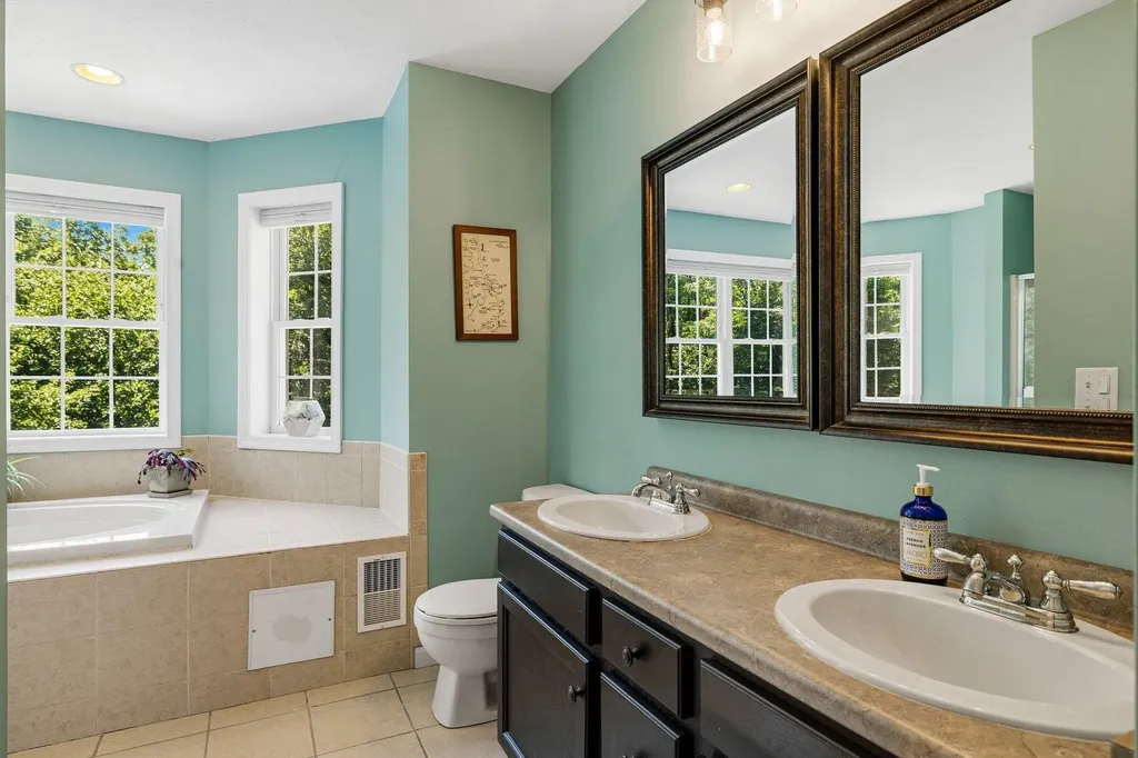 13 Robinson Street Brentwood NH 03833
