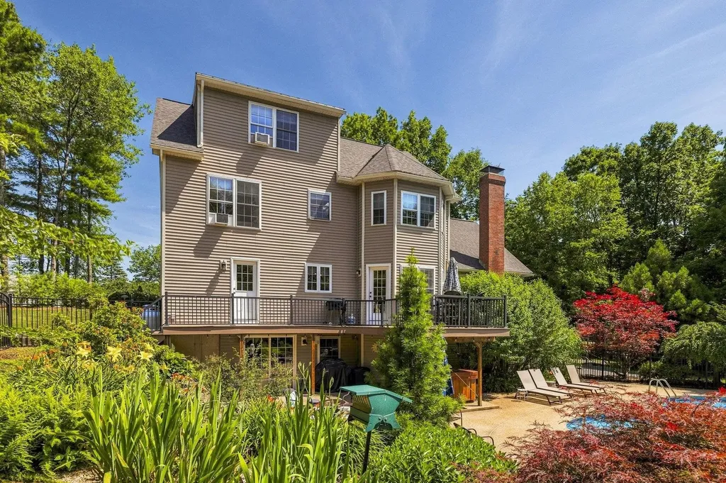 13 Robinson Street Brentwood NH 03833