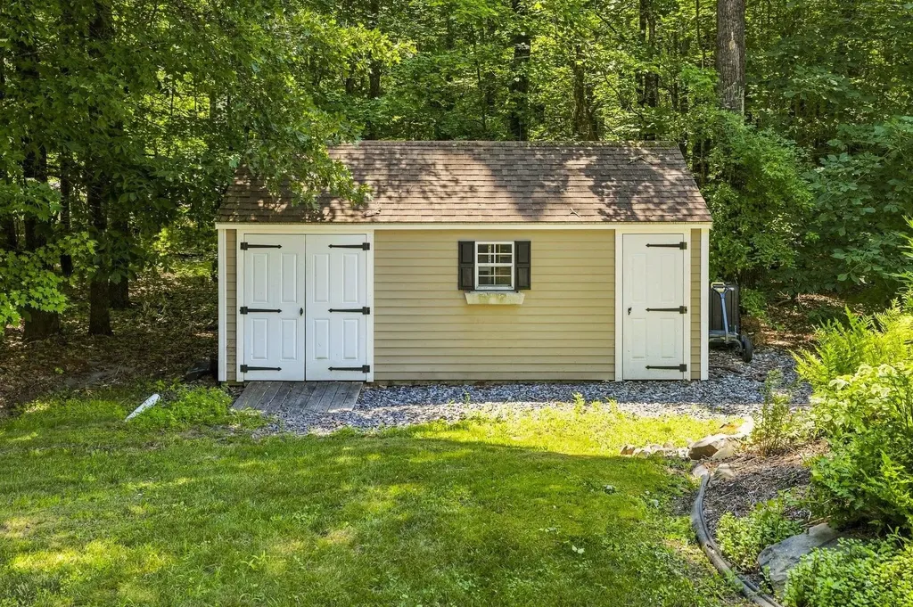 13 Robinson Street Brentwood NH 03833