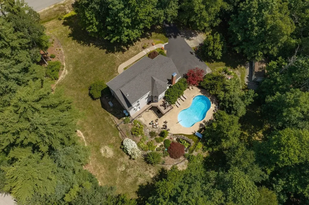 13 Robinson Street Brentwood NH 03833