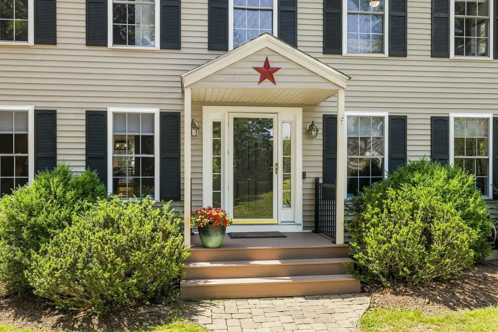 13 Robinson Street Brentwood NH 03833