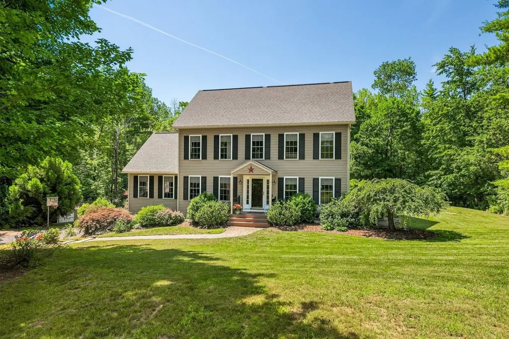 13 Robinson Street Brentwood NH 03833