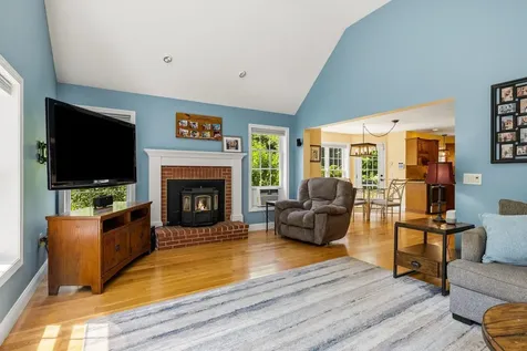13 Robinson Street Brentwood NH 03833