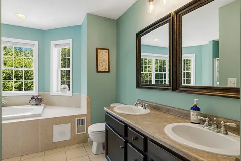 13 Robinson Street Brentwood NH 03833