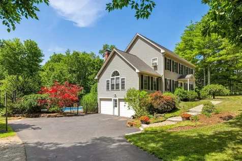 13 Robinson Street Brentwood NH 03833