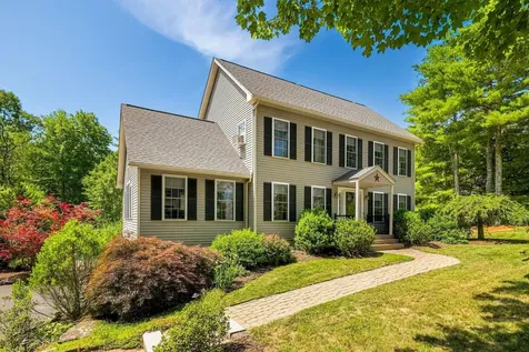 13 Robinson Street Brentwood NH 03833