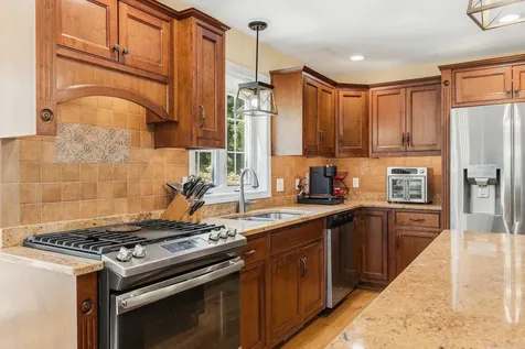 13 Robinson Street Brentwood NH 03833