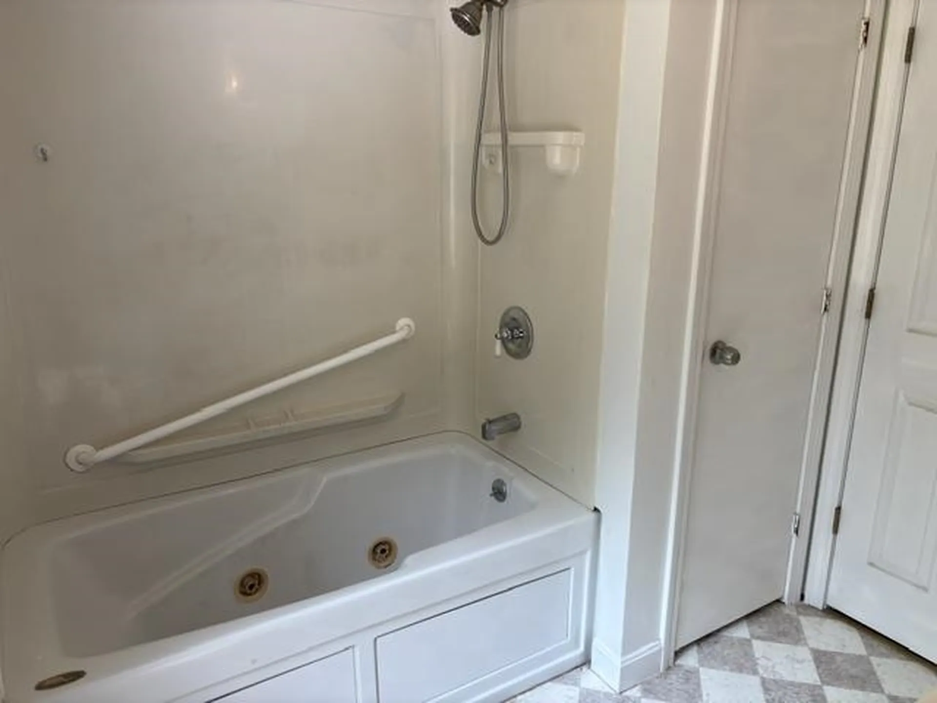 60 Heath Street Newton NH 03858