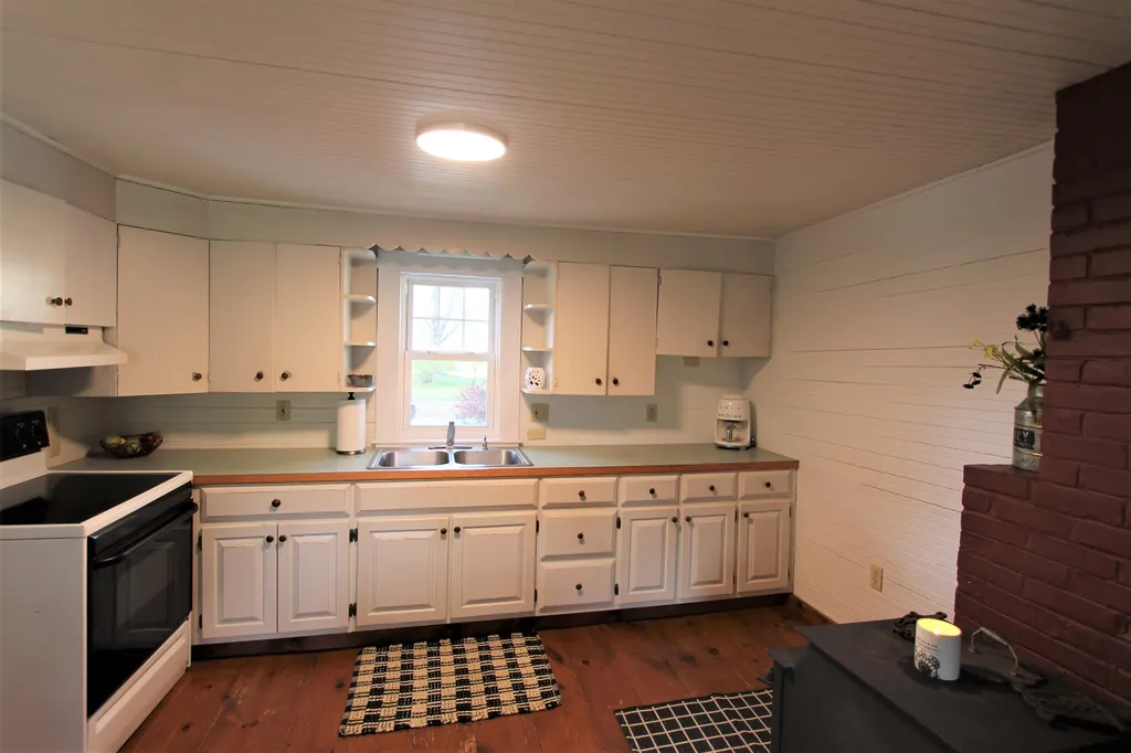16 Thorne Road Kingston NH 03848