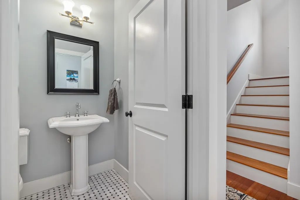 34 Winnicut Road North Hampton NH 03862