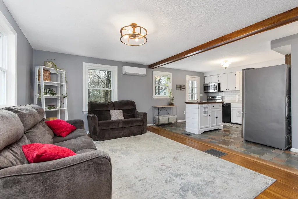 86 Green Road Raymond NH 03044