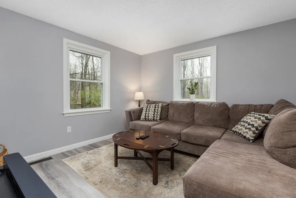 86 Green Road Raymond NH 03044