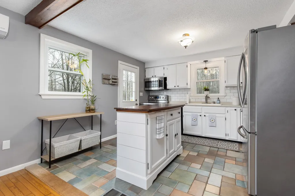 86 Green Road Raymond NH 03044