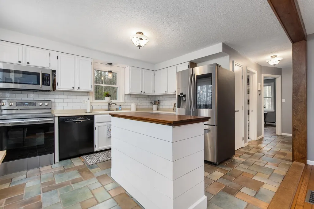 86 Green Road Raymond NH 03044