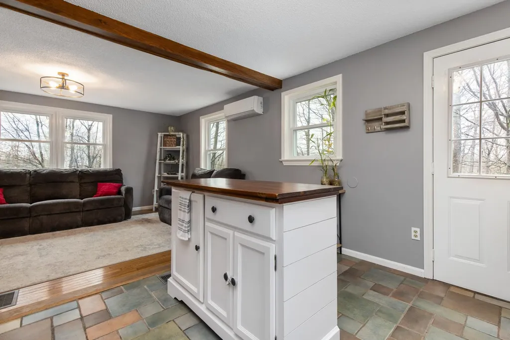 86 Green Road Raymond NH 03044