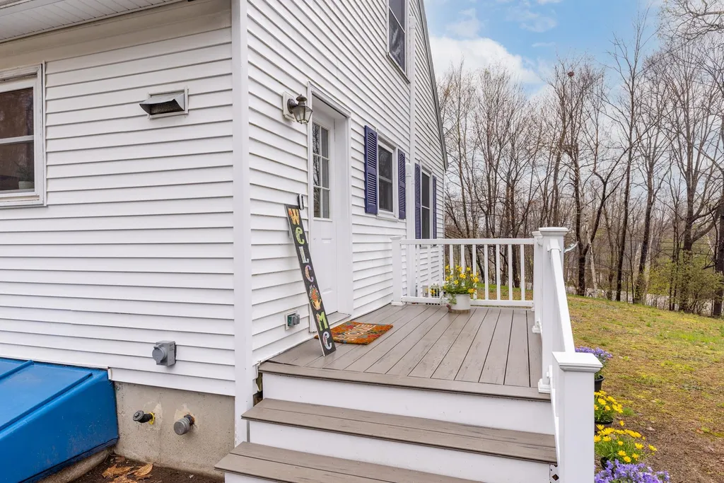 86 Green Road Raymond NH 03044