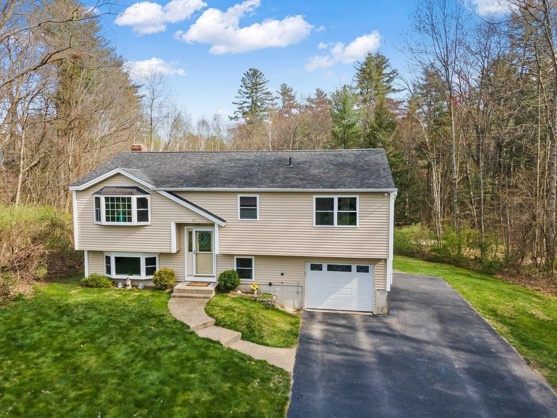 37 Sherwood Drive Hooksett NH 03106
