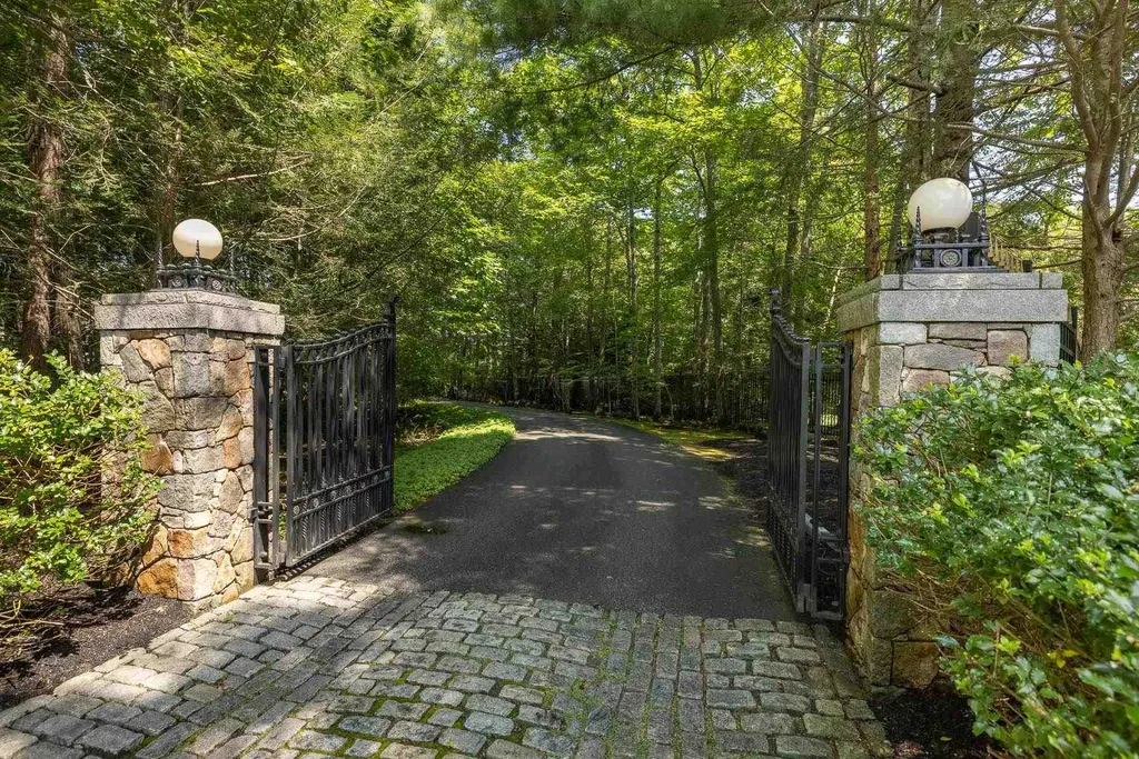 17 Pond Path North Hampton NH 03862