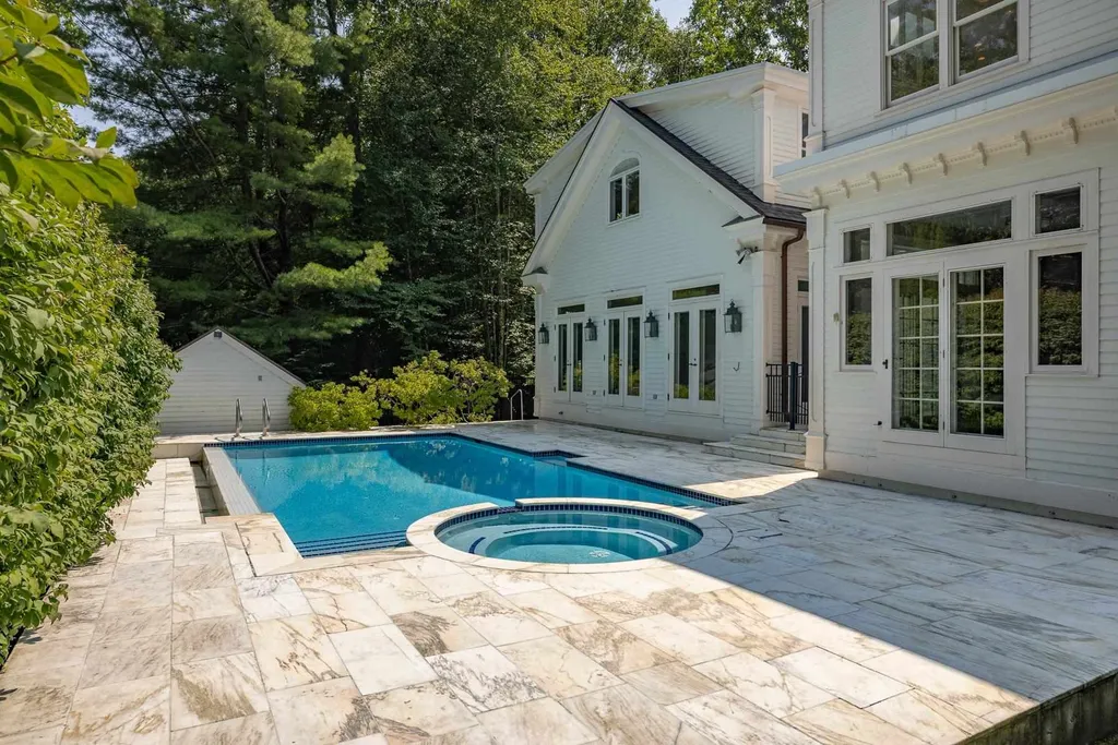 17 Pond Path North Hampton NH 03862