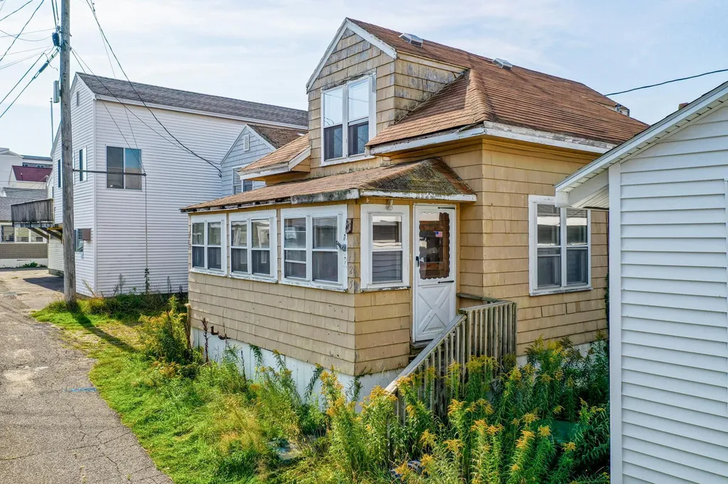 23-25 Kentville Terrace Hampton NH 03842