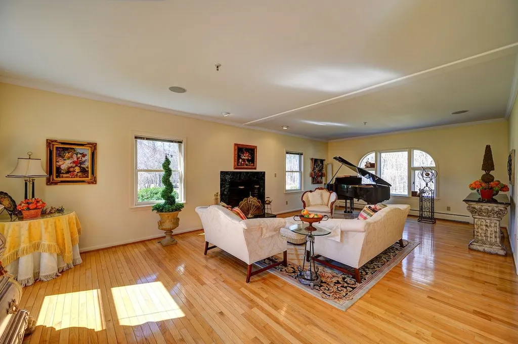 38 Depot Road Hampton Falls NH 03844