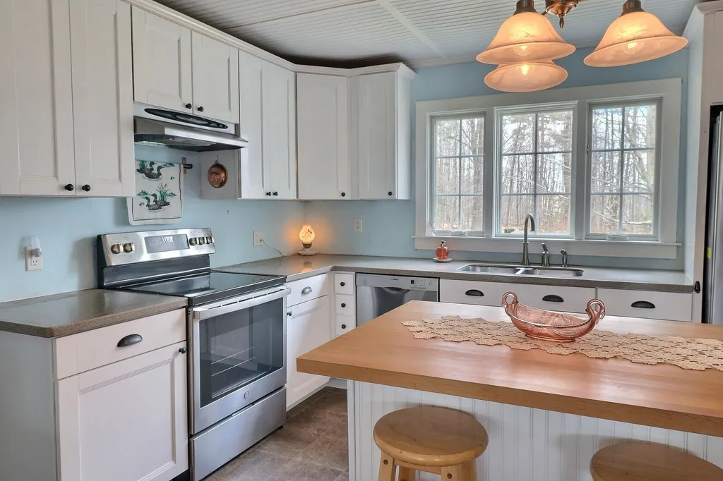 257 Seamans Road New London NH 03257