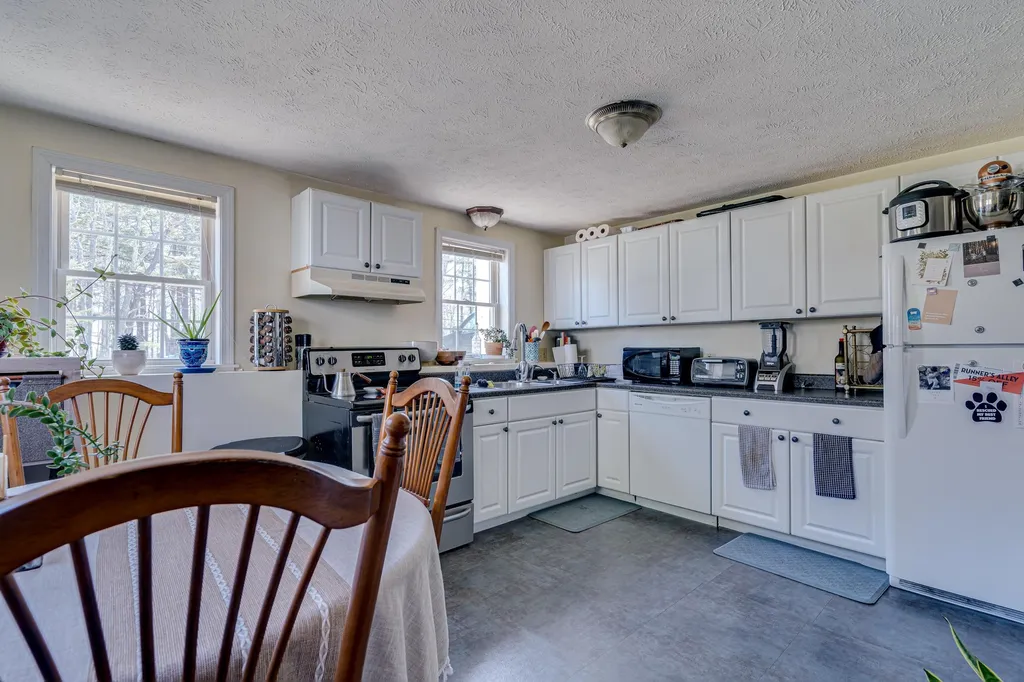 5 Lakeview Road Raymond NH 03077