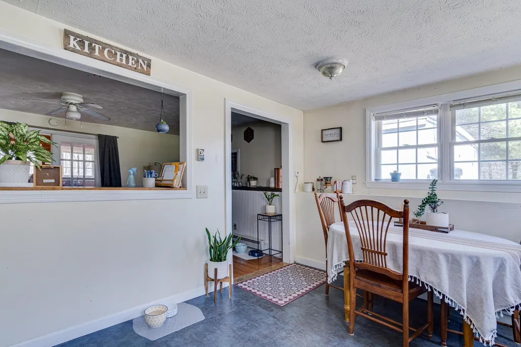 5 Lakeview Road Raymond NH 03077