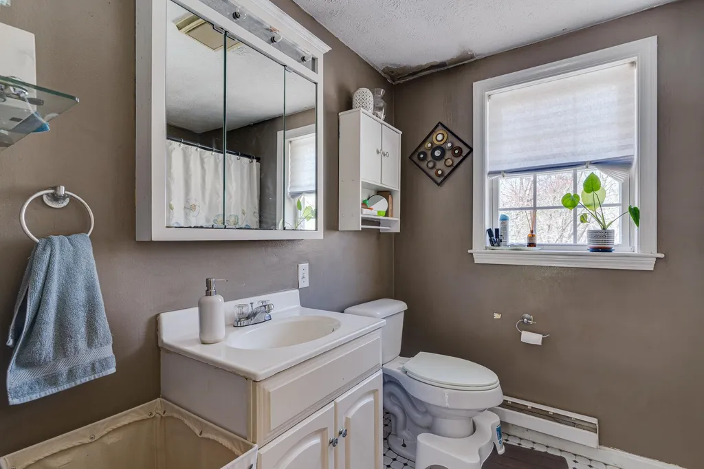 5 Lakeview Road Raymond NH 03077