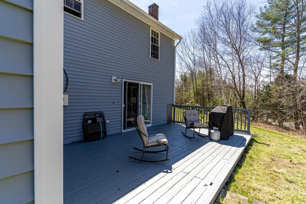 5 Lakeview Road Raymond NH 03077